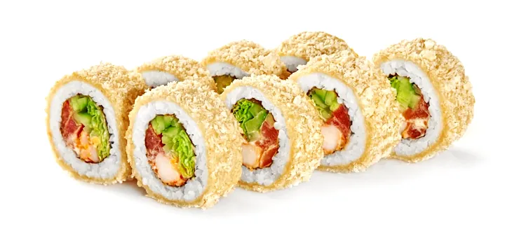 Chrupiące kawałki japońskiej potrawy sushi z ryżem i krewetkami podane na jasnym tle