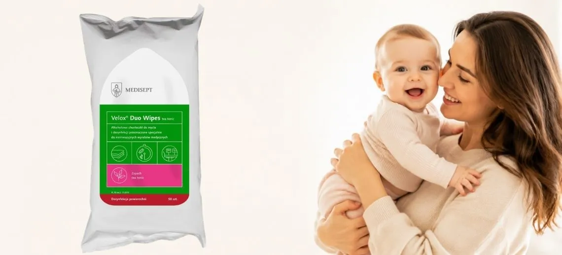 Opakowanie chusteczek Velox Duo Wipes do dezynfekcji powierzchni oraz uśmiechnięta mama trzymająca niemowlę