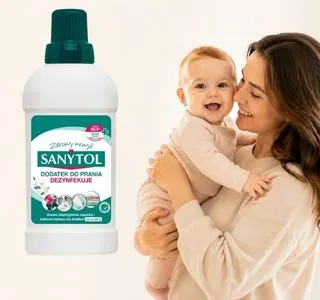 Opakowanie Sanytol Dezynfekującego dodatku do prania oraz uśmiechnięta mama trzymająca niemowlę