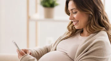 Przyszła mama korzystająca ze smartfona do śledzenia ciąży i informacji o rozwoju dziecka