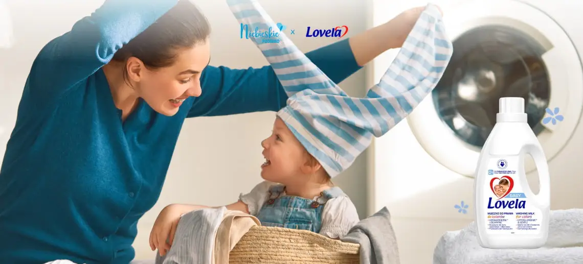 Mama z dzieckiem przy pralce oraz płyn do prania Lovela Baby – Niebieskie Pudełko