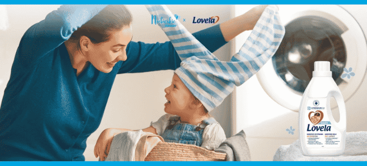 Mama z dzieckiem przy pralce oraz płyn do prania Lovela Baby – Niebieskie Pudełko